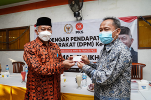 Presiden PKS Berikan KTA kepada Tokoh Masyarakat Jatimulya, Kabupaten Bekasi