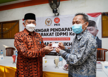 Presiden PKS Berikan KTA kepada Tokoh Masyarakat Jatimulya, Kabupaten Bekasi
